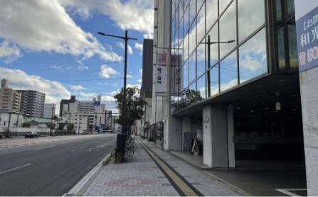 ③歩道右手にソアラののぼりがある建物が見えます